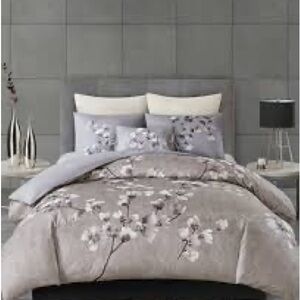 Natori Elegant Floral Gray comforter – full.